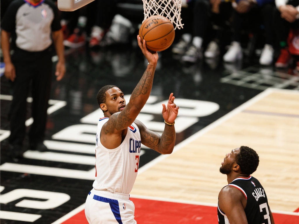  德约科维奇盛装出席戴维斯杯颁奖仪式现场